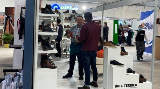 Productores de calzado en la Feria Internacional de Calzado y Componentes, el 14 de julio de 2022 en Ambato.