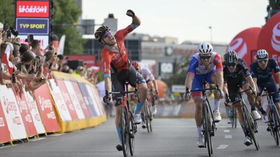 El alemán Phil Bauhaus festeja su victoria en la Etapa 5 del Tour de Polonia, el 3 de agosto de 2022. 