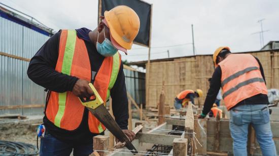 Trabajadores de obras públicas del Municipio de Guayaquil, julio de 2022.