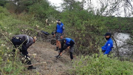 Equipo especializado de la Policía descubrió seis osamentas en tres fosas, con seis metros de distancia entre sí, en el Guasmo Sur de Guayaquil, la noche del 2 de agosto de 2022.