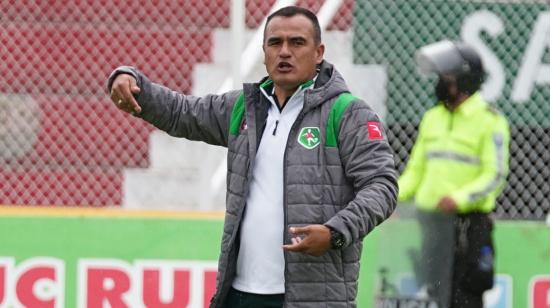 El entrenador Geovanny Cumbicus da indicaciones durante el partido entre Mushuc Runa y Deportivo Cuenca, en Ambato, el 28 de mayo de 2022.