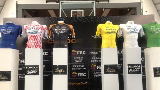 Imagen de las camisetas que vestirán los líderes de cada categoría en la Vuelta al Ecuador 2022.