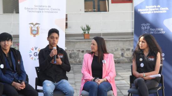 Estudiantes del Instituto Superior Tecnológico Yavirac participaron en el lanzamiento del programa de becas y ayudas económicas de la Senescyt, el 3 de agosto de 2022 en Quito.