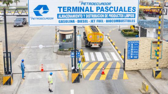Despacho de gasolina y diésel en la Terminal Pascuales, de propiedad de la petrolera estatal Petroecuador, en Guayas, en  junio de 2022.