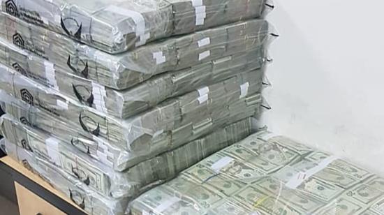 Imagen de los USD 8,3 millones hallados en la casa de Juan Pablo Andrade, en el sur de Guayaquil, la noche del 1 de agosto de 2022.