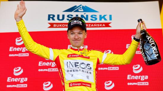 Ethan Hayter, corredor del Ineos Grenadiers, levanta sus brazos en el podio del Tour de Polonia, el 4 de agosto de 2022.