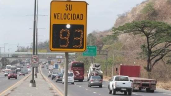 Imagen de uno de los 49 fotorradares ubicados en Guayaquil, por parte de la Agencia de Tránsito y Movilidad.