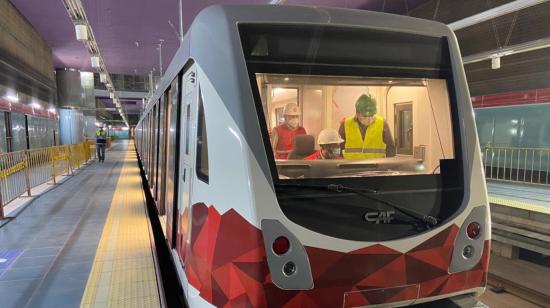 Uno de los trenes del Metro de Quito durante las pruebas técnicas, en julio de 2022.