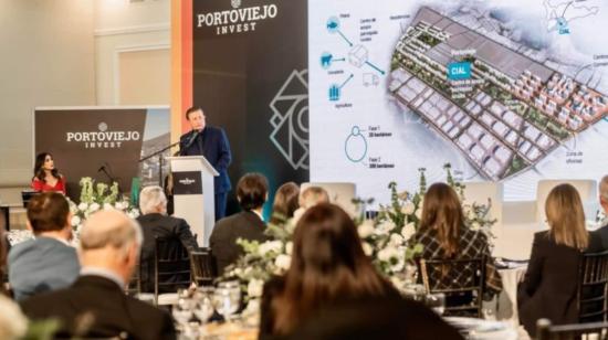 El alcalde Agustín Casanova presentó el proyecto Portoviejo Invest en Quito, en julio de 2022.