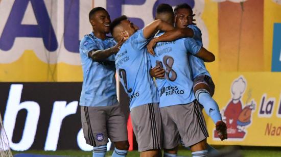 Los jugadores de Emelec festeja el gol de Mauro Quiroga ante Delfín, el 6 de agosto de 2022, en el estadio Jocay de Manta. 