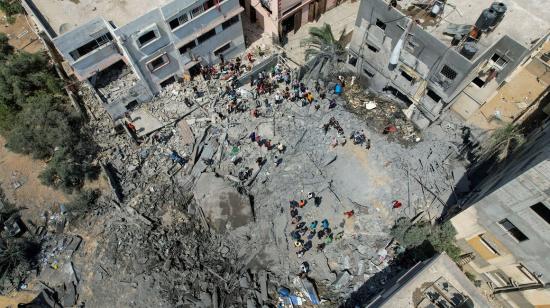 Vista aérea de un edificio en la Franja de Gaza, luego del impacto de un cohete, el 6 de agosto de 2022. 