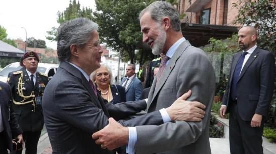 El presidente Guillermo Lasso, a la llegada de su reunión con el rey de España, Felipe VI, en Bogotá, el 7 de agosto de 2022. 