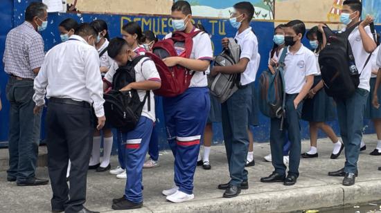 Profesores de un centro educativo fiscal al norte de Guayaquil revisan las mochilas de los estudiantes a la entrada al colegio. Guayaquil, 6 de julio de 2022.