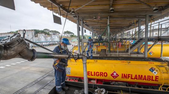 Carga de gasolina en la Terminal Pascuales de Petroecuador, ubicada en Guayas, en agosto de 2022.