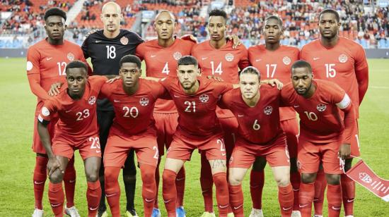 Los futbolistas canadienses posan para la foto antes de un partido por la Concacaf Nations League, en 2021. 