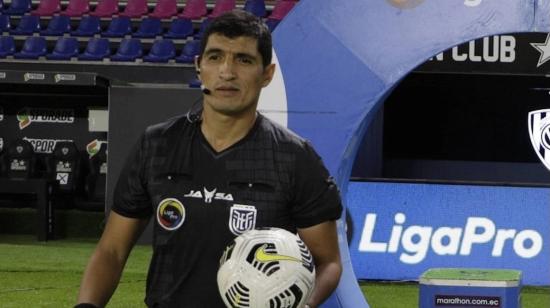 Diego Lara sale a la cancha del Estadio Banco Guayaquil antes de dirigir un partido por la LigaPro, en 2021. 