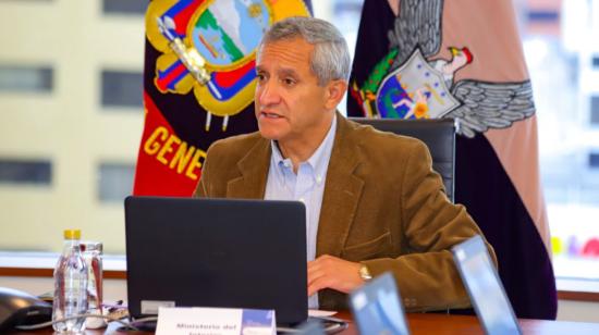 El ministro del Interior, Patricio Carrillo, presidió una reunión para el control de la minería, el 4 de agosto de 2022, en Quito.