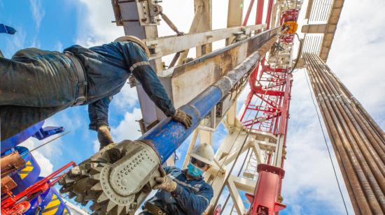 Una torre de perforación  petrolera en el bloque Auca, de propiedad de Petroecuador, en agosto de 2022.