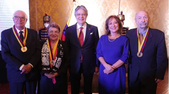 El presidente Guillermo Lasso con los ganadores del Premio Nacional Eugenio Espejo 2022, el 9 de agosto.