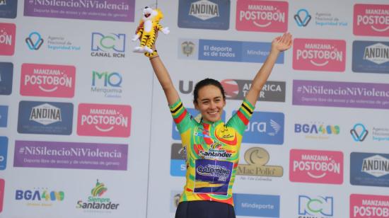 La ciclista ecuatoriana Ana Vivar en el podio luego de ubicarse como la mejor extranjera en la Etapa 1 de la Vuelta a Colombia femenina, el 9 de agosto de 2022.