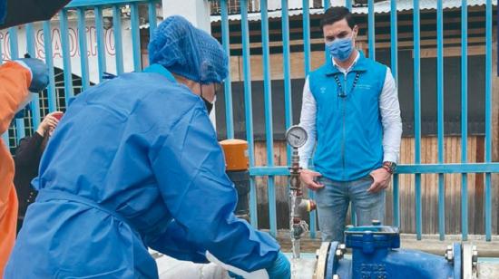 Técnicos de Arcsa realizan inspecciones a dos pozos de agua potable en Machala, donde hallaron niveles de metales pesados, el 8 de agosto de 2022.