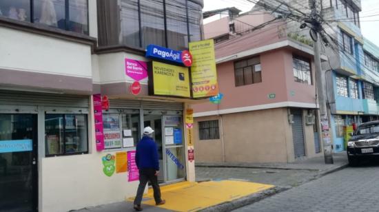 Un corresponsal no bancario ubicado en Turubamba, en el sur de Quito el 10 de agosto de 2022.