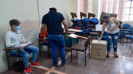 Estudiantes de todas las facultades participaron en las elecciones para rector de la Universidad de Guayaquil, el 12 de marzo de 2021.