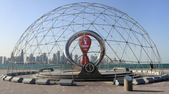 Vista del reloj ubicado en Doha, Catar, con la cuenta regresiva para el  Mundial 2022.