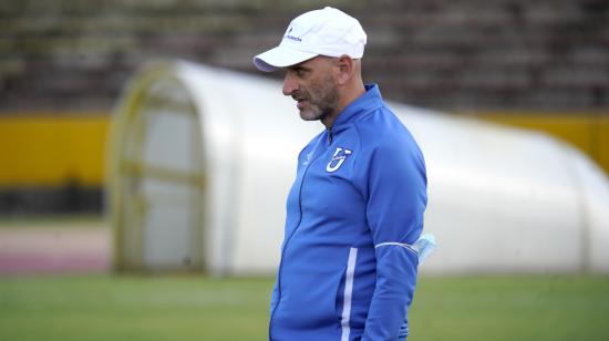 El técnico de Universidad Católica, Miguel Rondelli, dirige el partido de la Fecha 5 de la segunda etapa ante Deportivo Cuenca, el 7 de agosto de 2022.