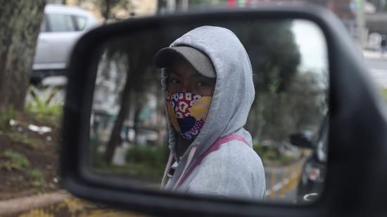 Un niño ecuatoriano trabaja en una calle de Quito. 