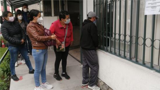 Afiliados y familiares realizan los trámites de validación de certificados médicos en un centro de salud del IESS, ubicado en Pichincha, el 11 de agosto de 2022.