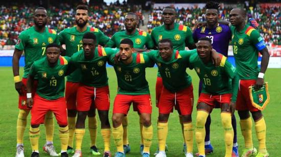 Los seleccionados de Camerún posan previo a un partido de las Eliminatorias al Mundial de Catar 2022.