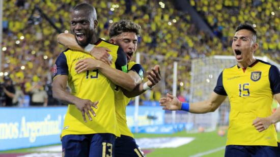 Enner Valencia celebra con sus compañeros el gol anotado frente a Argentina por las Eliminatorias al Mundial de Catar, 29 de marzo de 2022. 