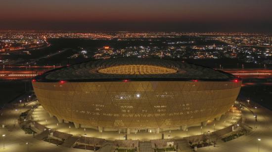 Vista nocturna del estadio de Lusail, donde se jugará la final del Mundial de Catar 2022. 