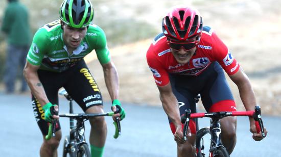 El ecuatoriano Richard Carapaz y el esloveno Primoz Roglic durante el ascenso al Moncalvillo, en la octava etapa de La Vuelta ciclista España, el miércoles 28 de octubre de 2020.