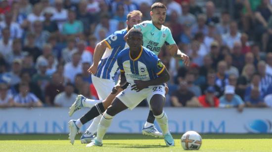 Moisés Caicedo, del Brighton, domina una pelota en el partido contra Newcastle por la Premier League, el 13 de agosto de 2022.