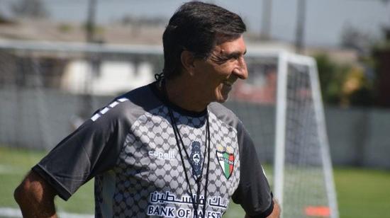 El entranador Gustavo Costas durante un entrenamiento con Palestino, de Chile.