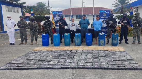 Miembros de la Policía y de la Armada junto a la droga decomisada en Esmeraldas, el 13 de agosto de 2022. 