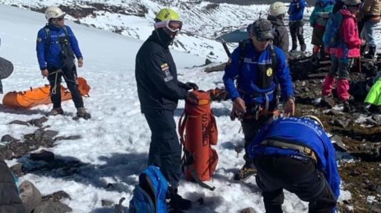 Rescatistas en el volcán Carihuairazo, el 14 de agosto de 2022.