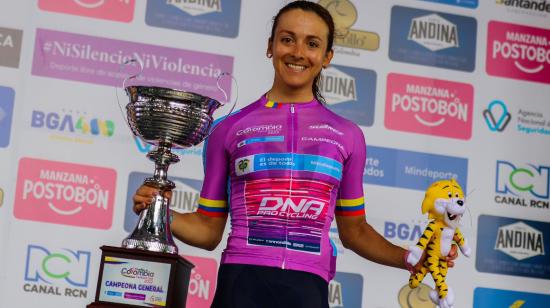 Diana Peñuela, la ganadora de la Vuelta a Colombia femenina 2022, posa con su trofeo el 14 de agosto de 2022.