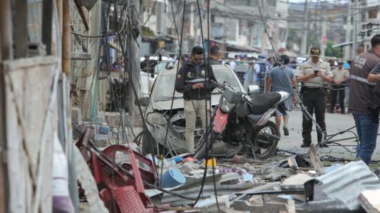 Policías en medio de escombros en el barrio Cristo del Consuelo, en Guayaquil, el 14 de agosto de 2022.