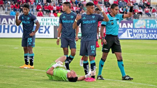 El arquero Gonzalo Valle se queda del dolor en una de sus rodillas en el partido ante Técnico Universitario, el 14 de agosto de 2022.