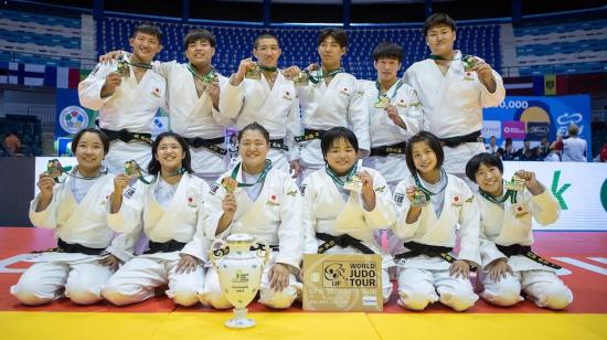 Los representantes de Japón con sus medallas luego de ganar el oro en el Mundial Junior de Judo, el 14 de agosto de 2022.