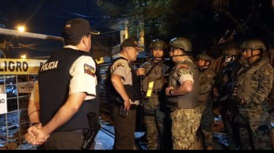 Policías y militares se desplegaron desde la noche del 14 de agosto en el barrio Cristo del Consuelo, sur de Guayaquil, escenario de un ataque terrorista con explosivos.