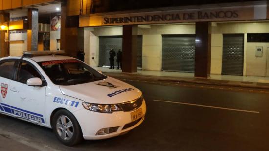 Un fuerte resguardo policial permanece desde la noche del 14 de agosto de 2022, en los exteriores de los edificios de la Superintendencia de Bancos, en Guayaquil y Quito. Guayaquil, 14 de agosto de 2022