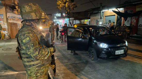 Militares revisan un automóvil en Guayaquil, durante un operativo por el estado de excepción dictado en agosto de 2022.