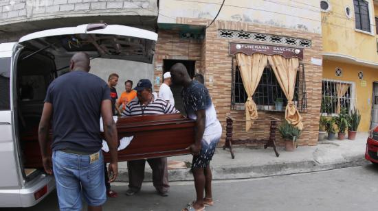 Familiares de Roxana Montaño velan sus restos en Cristo del Consuelo, Guayaquil, 15 de agosto de 2022.