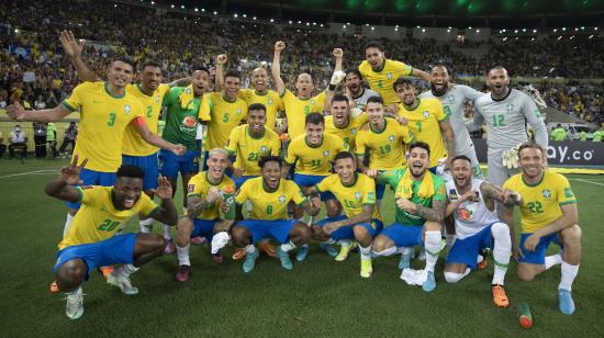 Los jugadores de la selección brasileña festejan después del partido ante Chile en el Maracaná, el 24 de marzo de 2022. 