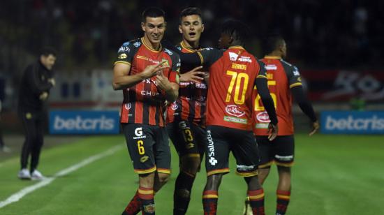 Los jugadores de Deportivo Cuenca festejan después de un gol ante Delfín, el lunes 15 de agosto de 2022.