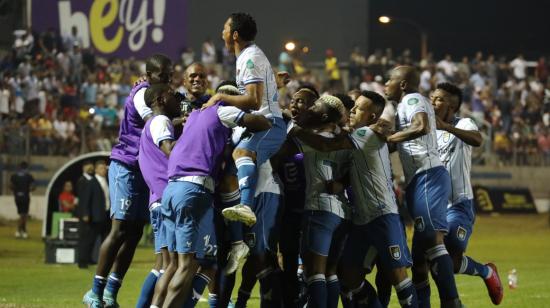 Los jugadores de 9 de Octubre festejan un gol ante Aucas en la Copa Ecuador, el 4 de agosto de 2022.